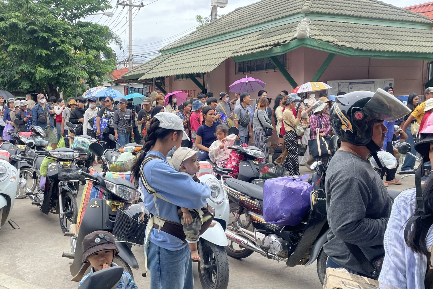 Người Campuchia "sang Thái Lan mua xăng dầu giá rẻ"- Ảnh 1.