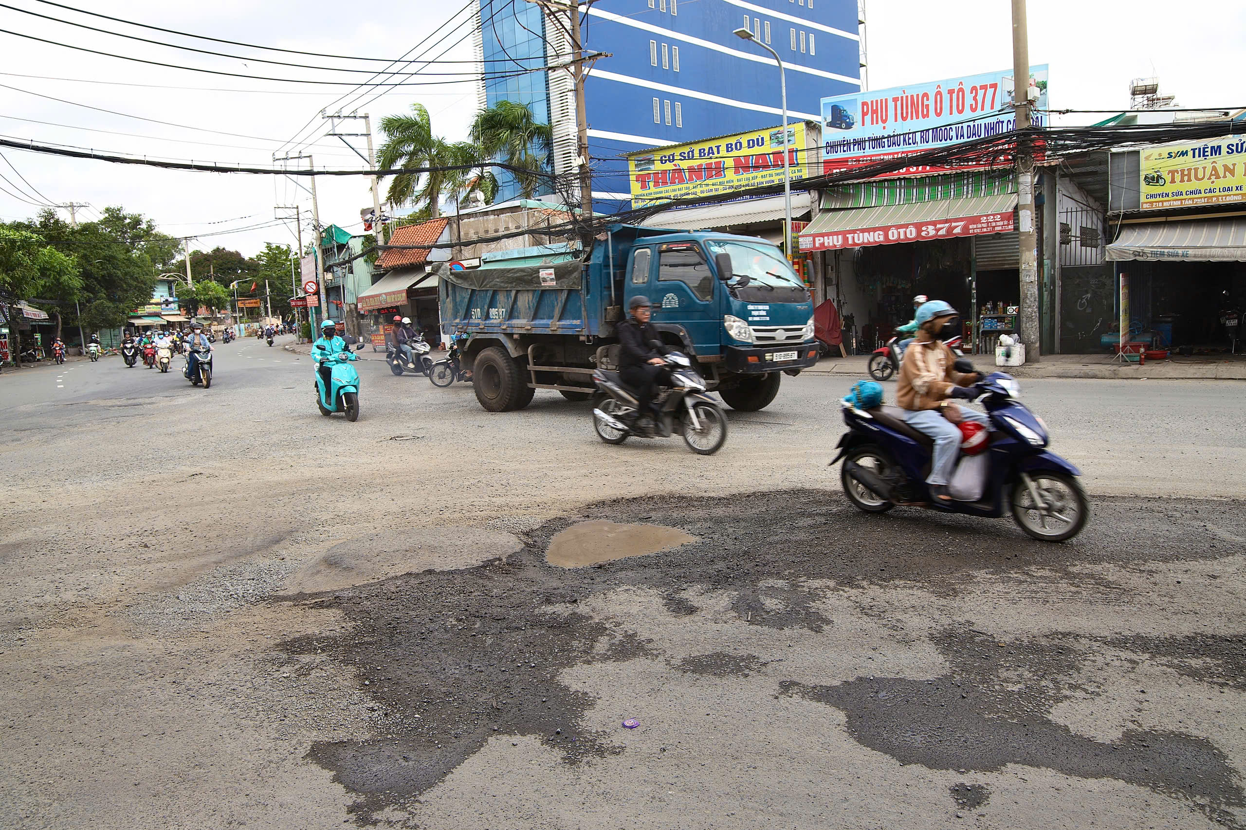 Quận 7: Mặt đường “rách nát”, tai nạn rình rập mỗi ngày- Ảnh 7. Quận 7: Mặt đường “rách nát”, tai nạn rình rập mỗi ngày- Ảnh 7.