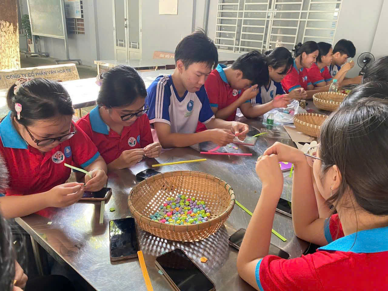 Giấu thầy hiệu trưởng, học sinh tạo bất ngờ vì hành động đáng yêu  - Ảnh 3.