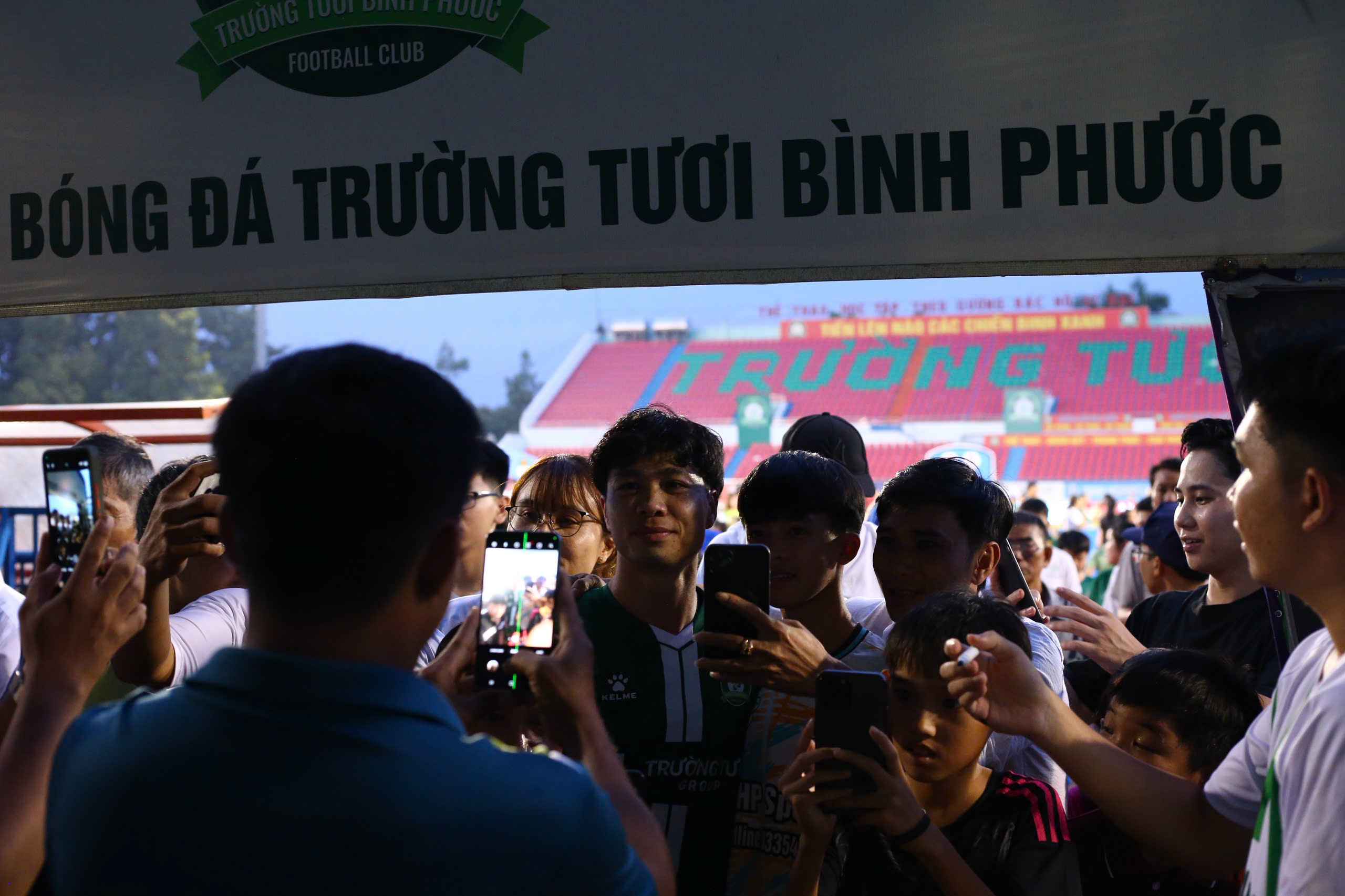 Công Phượng chật vật thoát khỏi người hâm mộ sau trận - Ảnh 7.