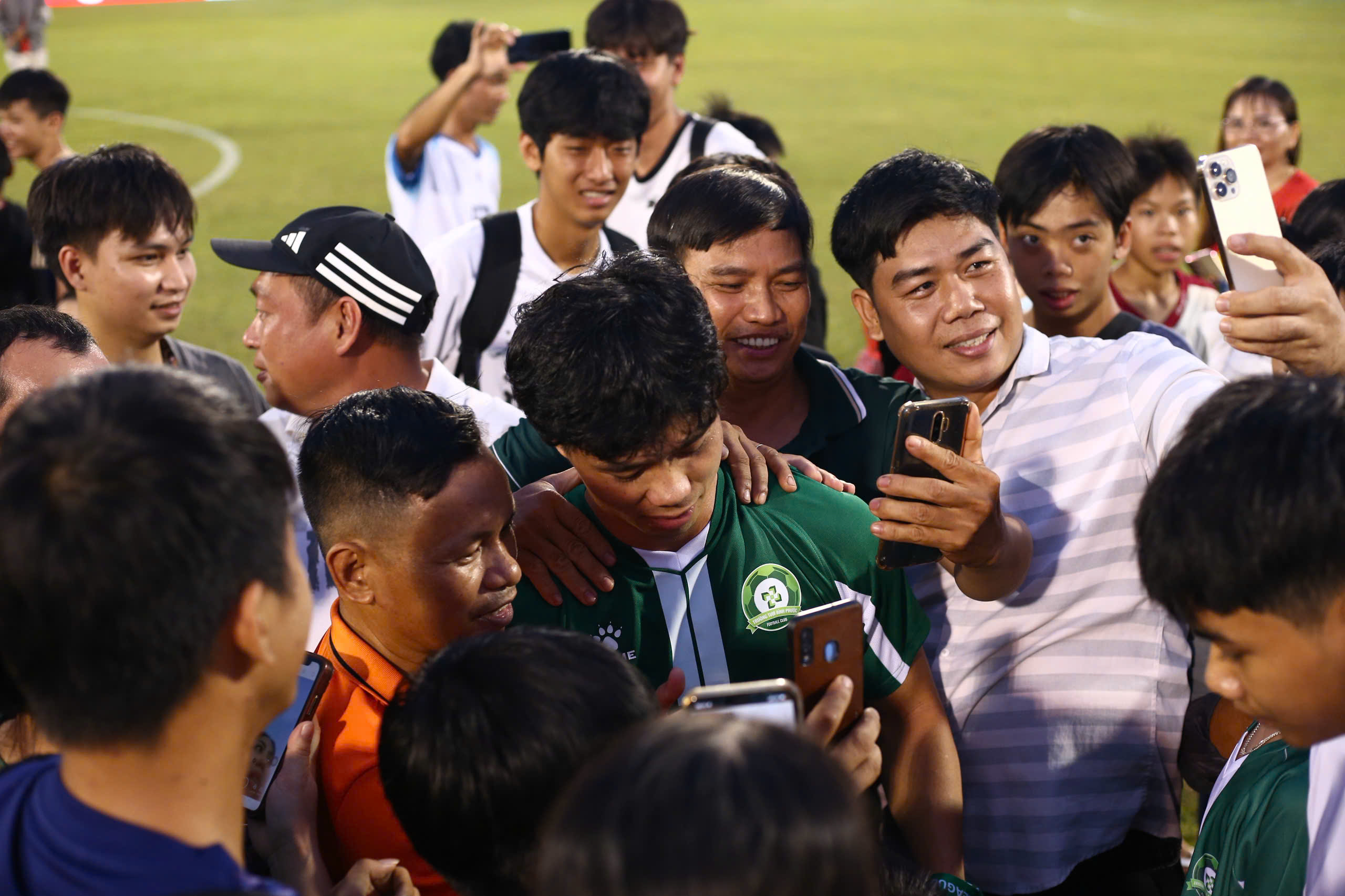 Công Phượng chật vật thoát khỏi người hâm mộ sau trận - Ảnh 3.