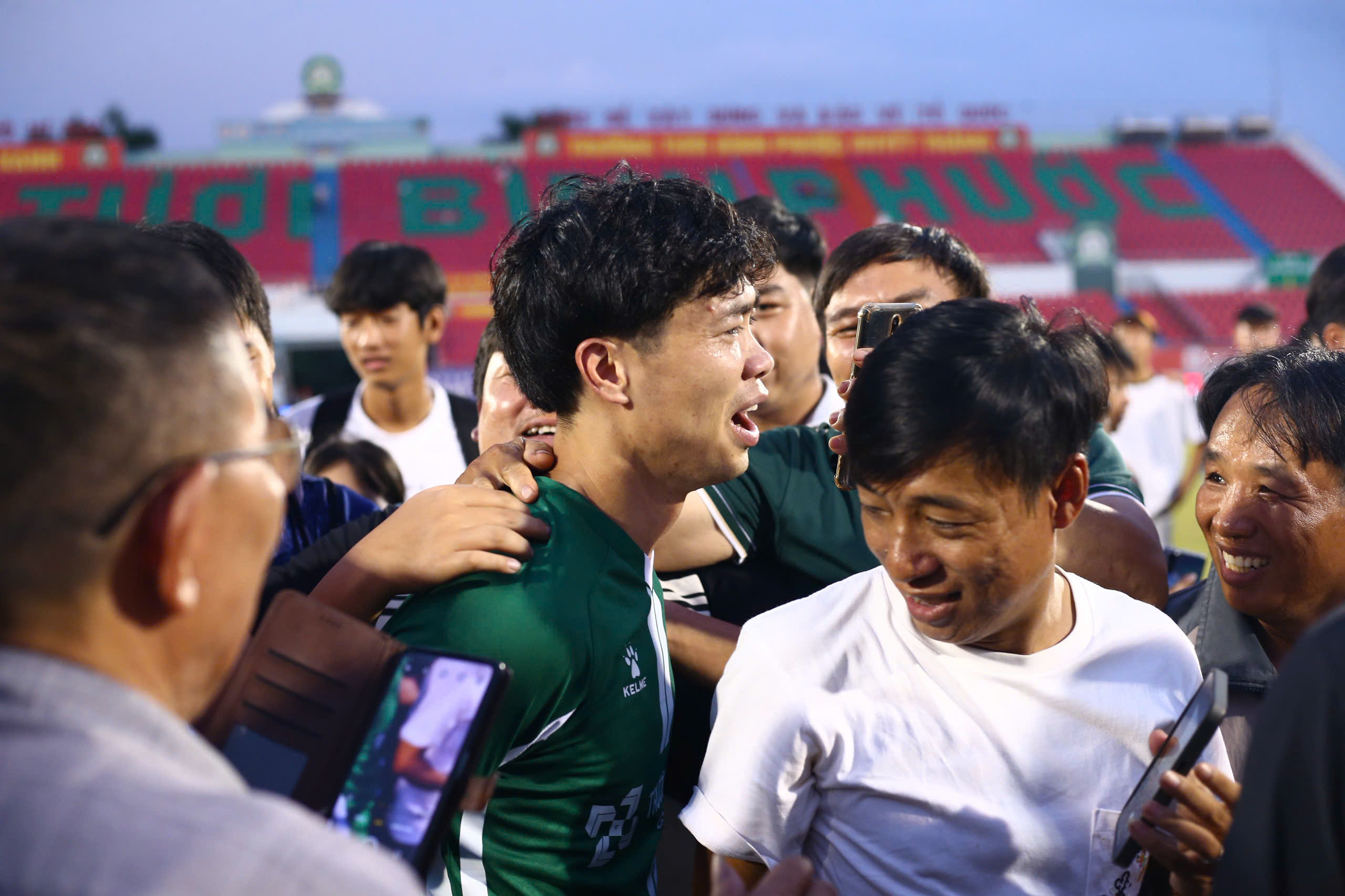 Công Phượng chật vật thoát khỏi người hâm mộ sau trận - Ảnh 6.