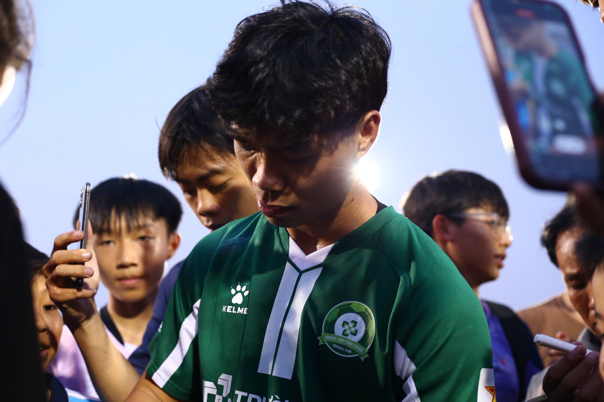 Công Phượng chật vật thoát khỏi người hâm mộ sau trận - Ảnh 4.