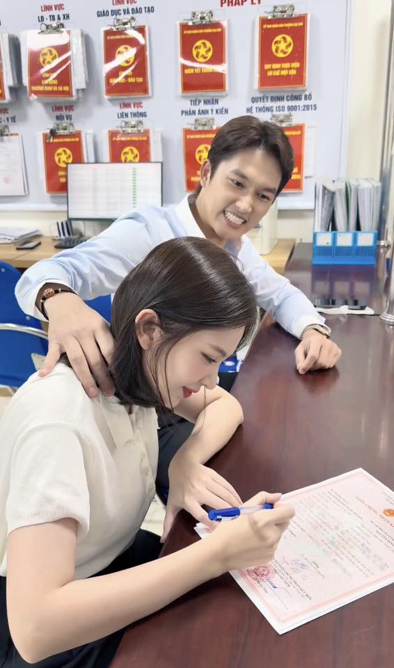 Khoe đăng ký kết hôn, Đình Tú - Ngọc Huyền nhận loạt chúc phúc- Ảnh 8. Khoe đăng ký kết hôn, Đình Tú - Ngọc Huyền nhận loạt chúc phúc- Ảnh 8.