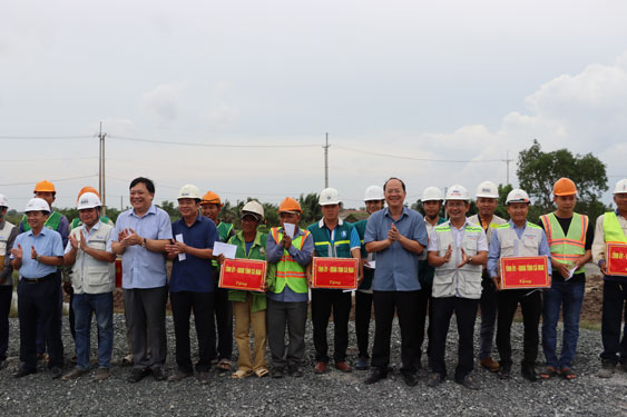 Khẩn trương thi công tuyến cao tốc Cần Thơ - Cà Mau- Ảnh 1. Khẩn trương thi công tuyến cao tốc Cần Thơ - Cà Mau- Ảnh 1.
