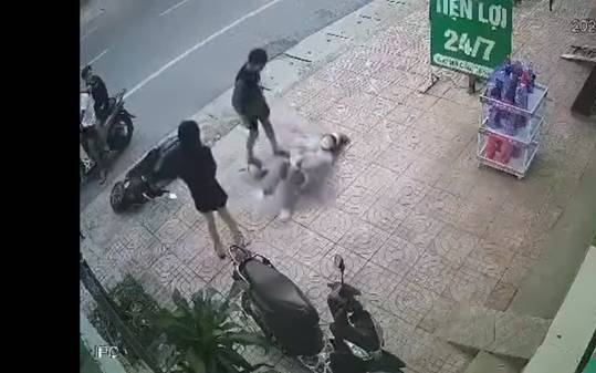 Hai xe 16 chỗ chặn đầu xe khách vì tranh giành khách ở Gia Lai - Ảnh 1. Hai xe 16 chỗ chặn đầu xe khách vì tranh giành khách ở Gia Lai - Ảnh 1.