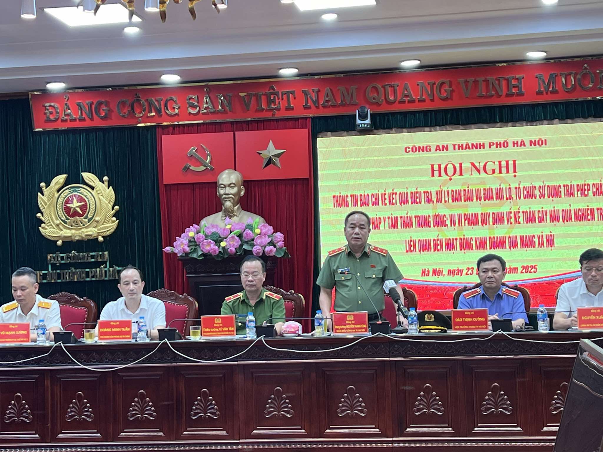 Bắt Viện trưởng để