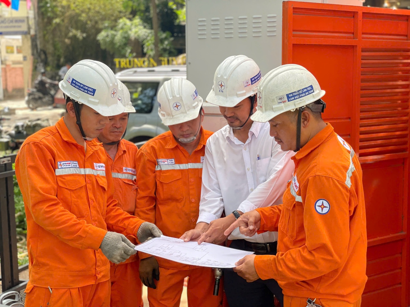 Đảm bảo cấp điện ổn định cho kỳ thi tốt nghiệp THPT Quốc gia- Ảnh 1. Đảm bảo cấp điện ổn định cho kỳ thi tốt nghiệp THPT Quốc gia- Ảnh 1.