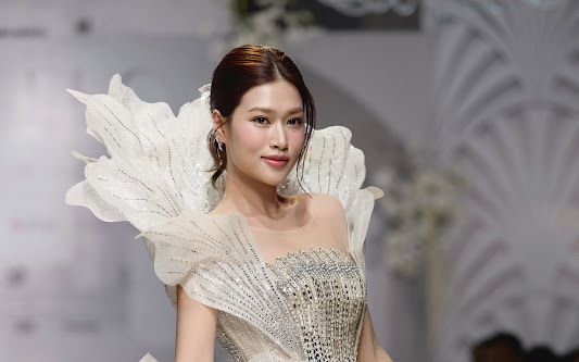 Đo&agrave;n Thi&ecirc;n &Acirc;n trao t&igrave;nh "anh thợ điện"  - Ảnh 2.