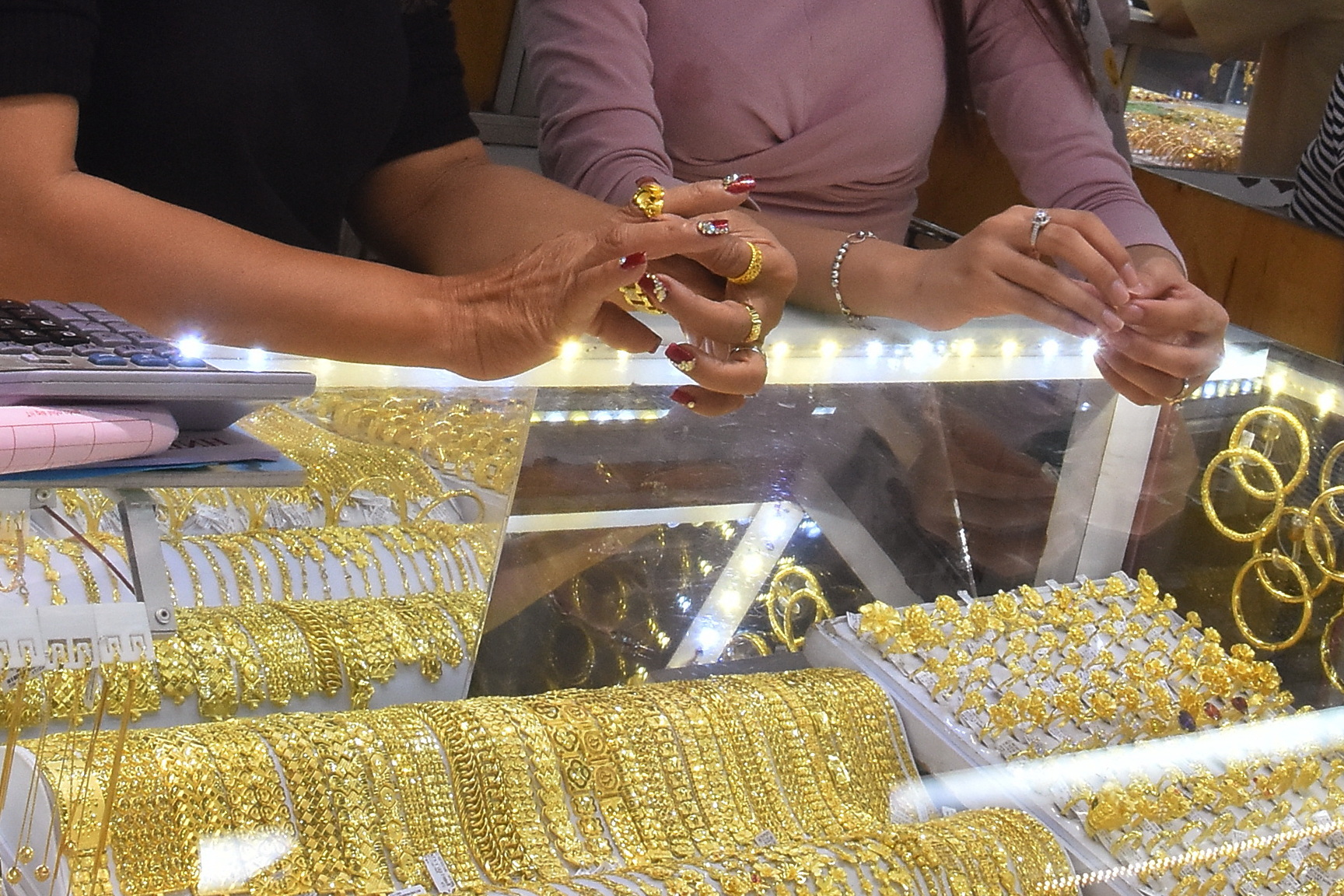 Giá vàng hôm nay 23-6: Vừa mở cửa, đã giảm mạnh - Ảnh 1.