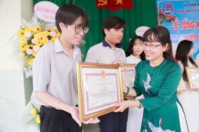 Dengan keputusan peperiksaan gred 10, ibu bapa mencari  Có điểm thi lớp 10, phụ huynh tìm