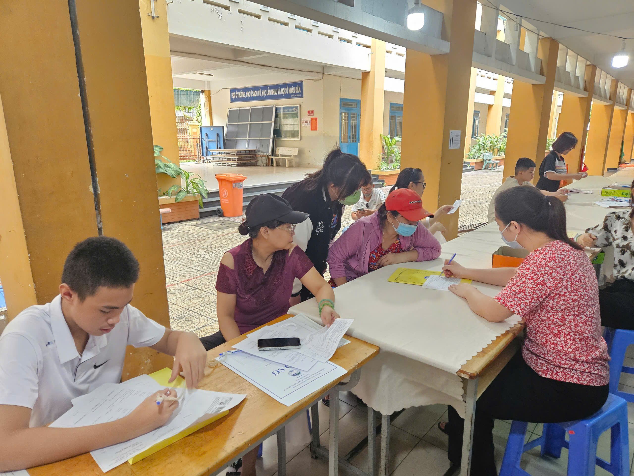 Dengan keputusan peperiksaan gred 10, ibu bapa mencari  Có điểm thi lớp 10, phụ huynh tìm