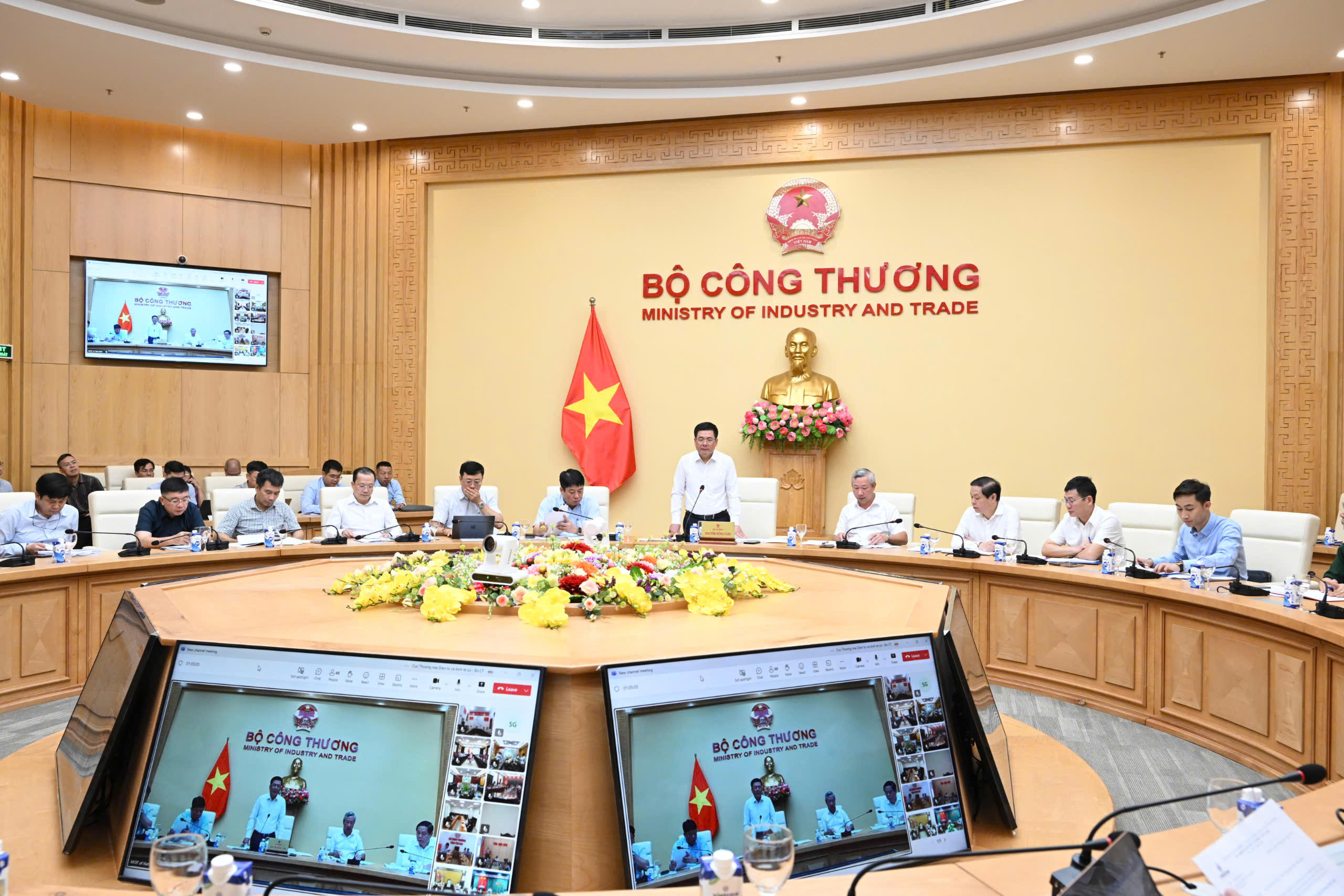 Điện mặt trời mái nhà phát triển mạnh, Bộ trưởng Bộ Công Thương chỉ đạo gì?
- Ảnh 1. Điện mặt trời mái nhà phát triển mạnh, Bộ trưởng Bộ Công Thương chỉ đạo gì?
- Ảnh 1.