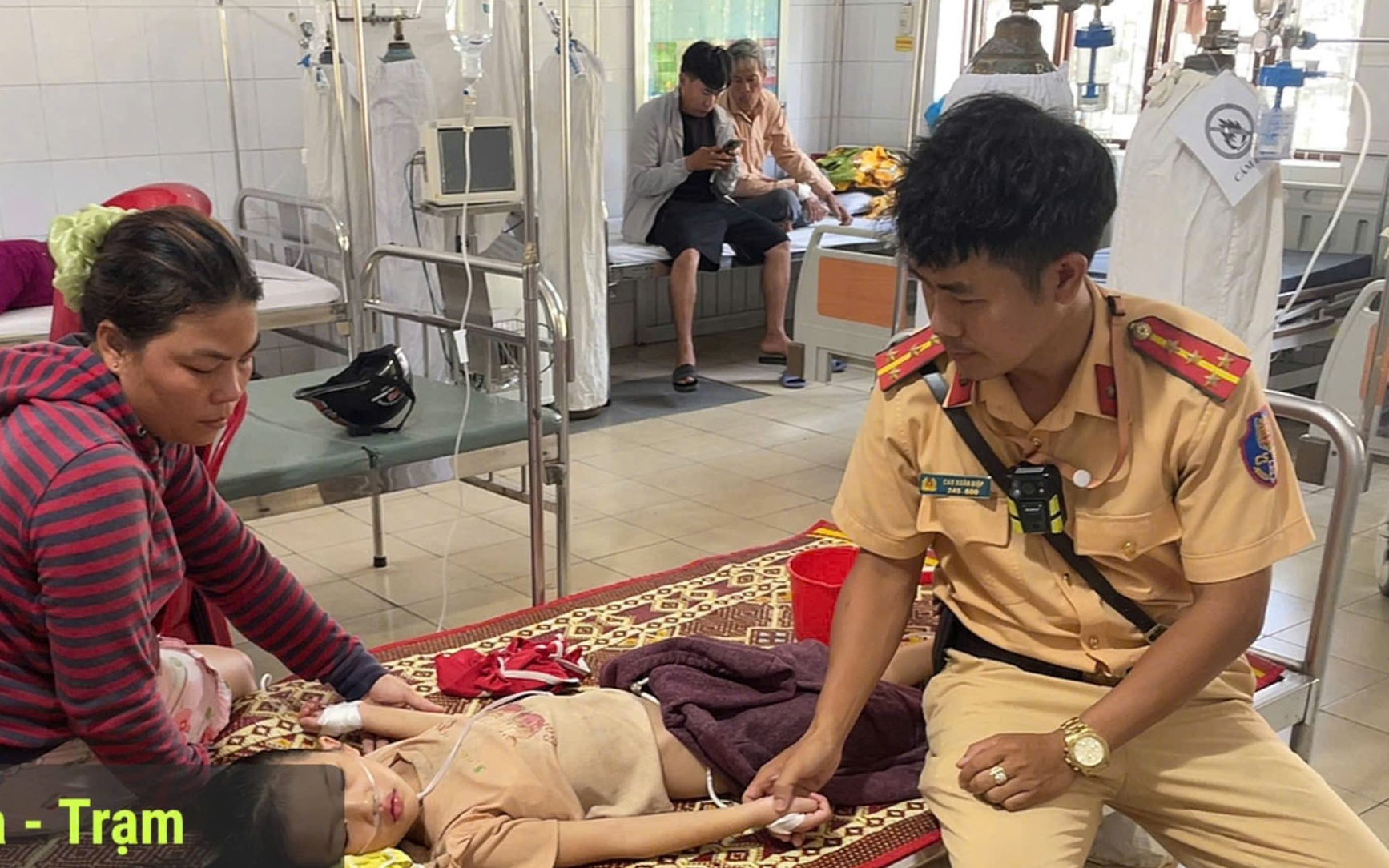 VIDEO: CSGT ph&aacute; cửa cứu 11 người tho&aacute;t khỏi đ&aacute;m ch&aacute;y trong đ&ecirc;m - Ảnh 1.