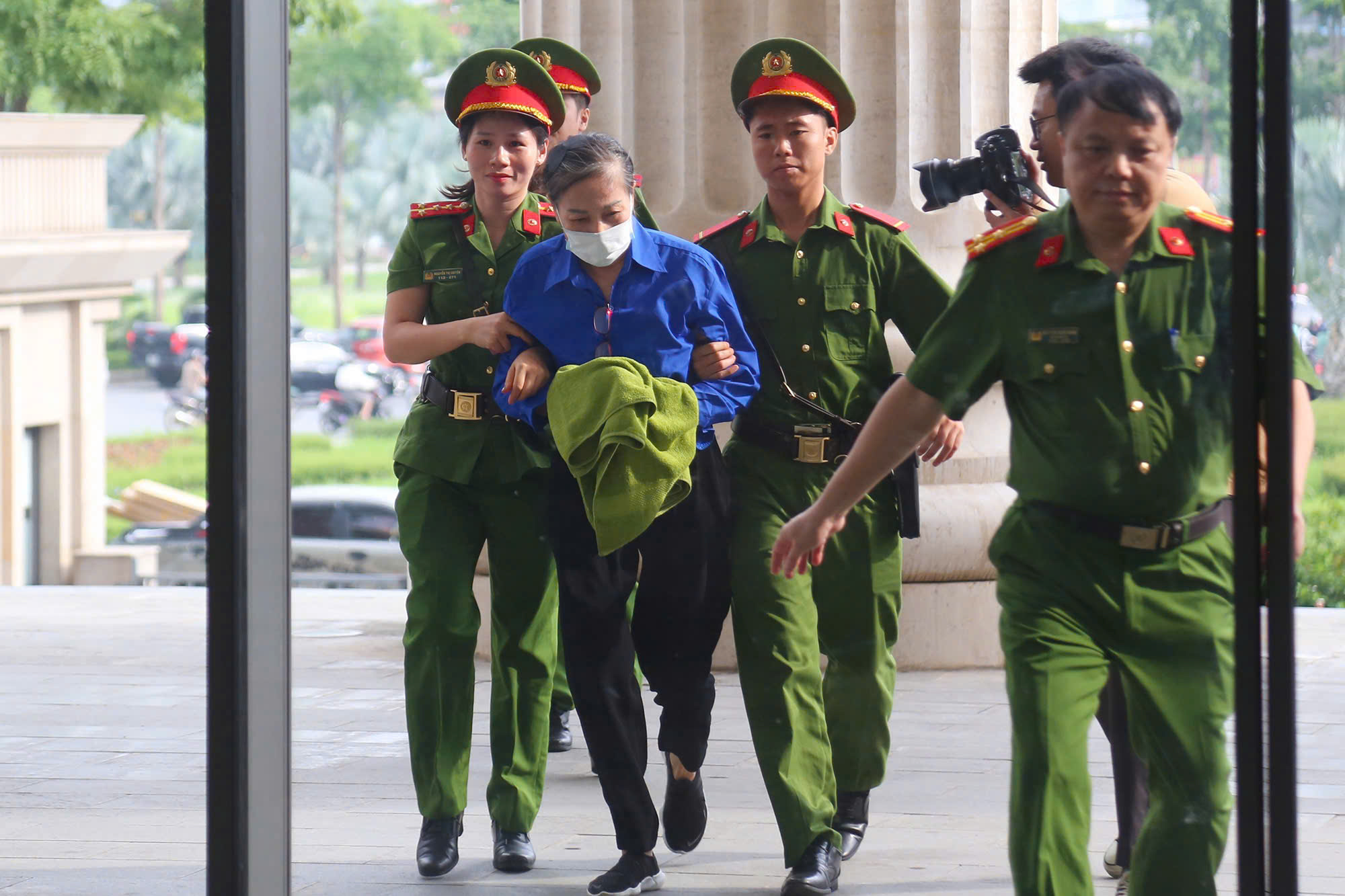 Cựu bí thư tỉnh ủy Hoàng Thị Thúy Lan cùng các bị cáo đến tòa bằng xe đặc chủng và xe 29 chỗ- Ảnh 3.