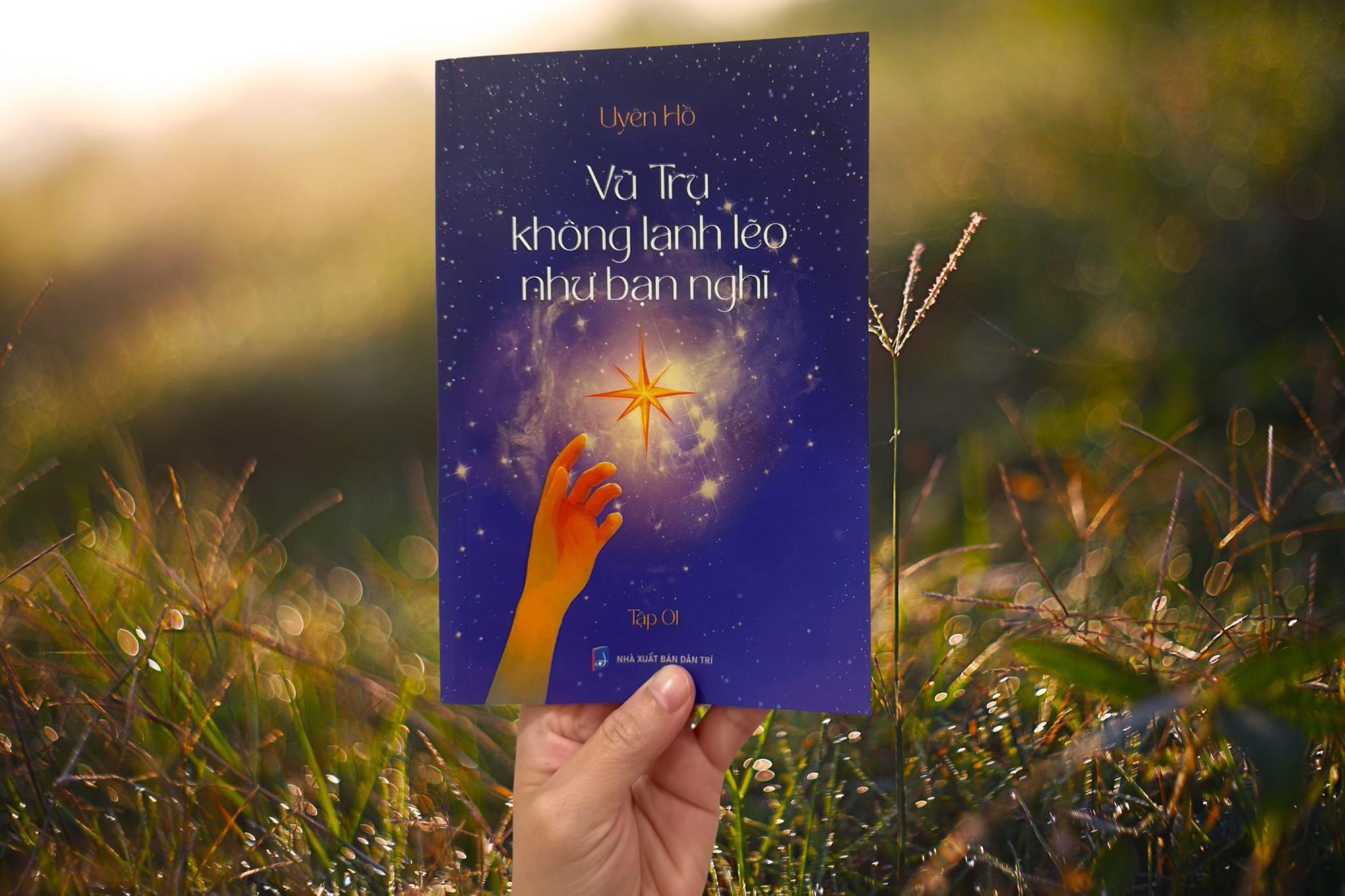 Khi tri thức vũ trụ hóa thành dòng suối chữa lành: Uyên Hồ mở ra lối đi riêng- Ảnh 1.