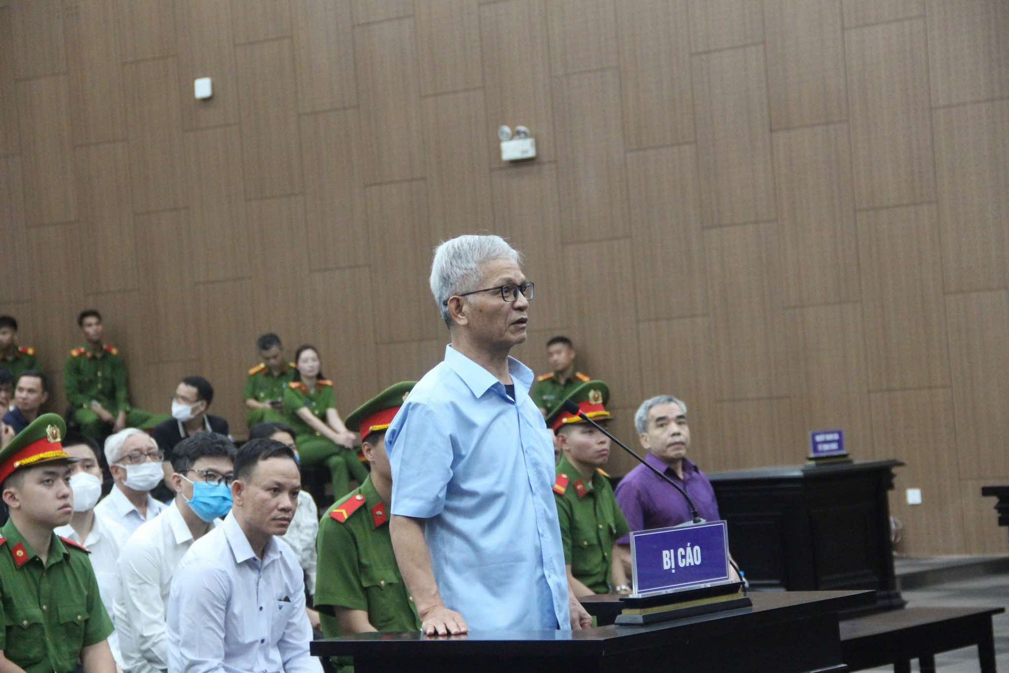 Nhận hối lộ chục tỉ đồng, cựu giám đốc sở ở Quảng Ngãi khai dùng 40.000 USD xây nhà cho người nghèo- Ảnh 2. Nhận hối lộ chục tỉ đồng, cựu giám đốc sở ở Quảng Ngãi khai dùng 40.000 USD xây nhà cho người nghèo- Ảnh 2.
