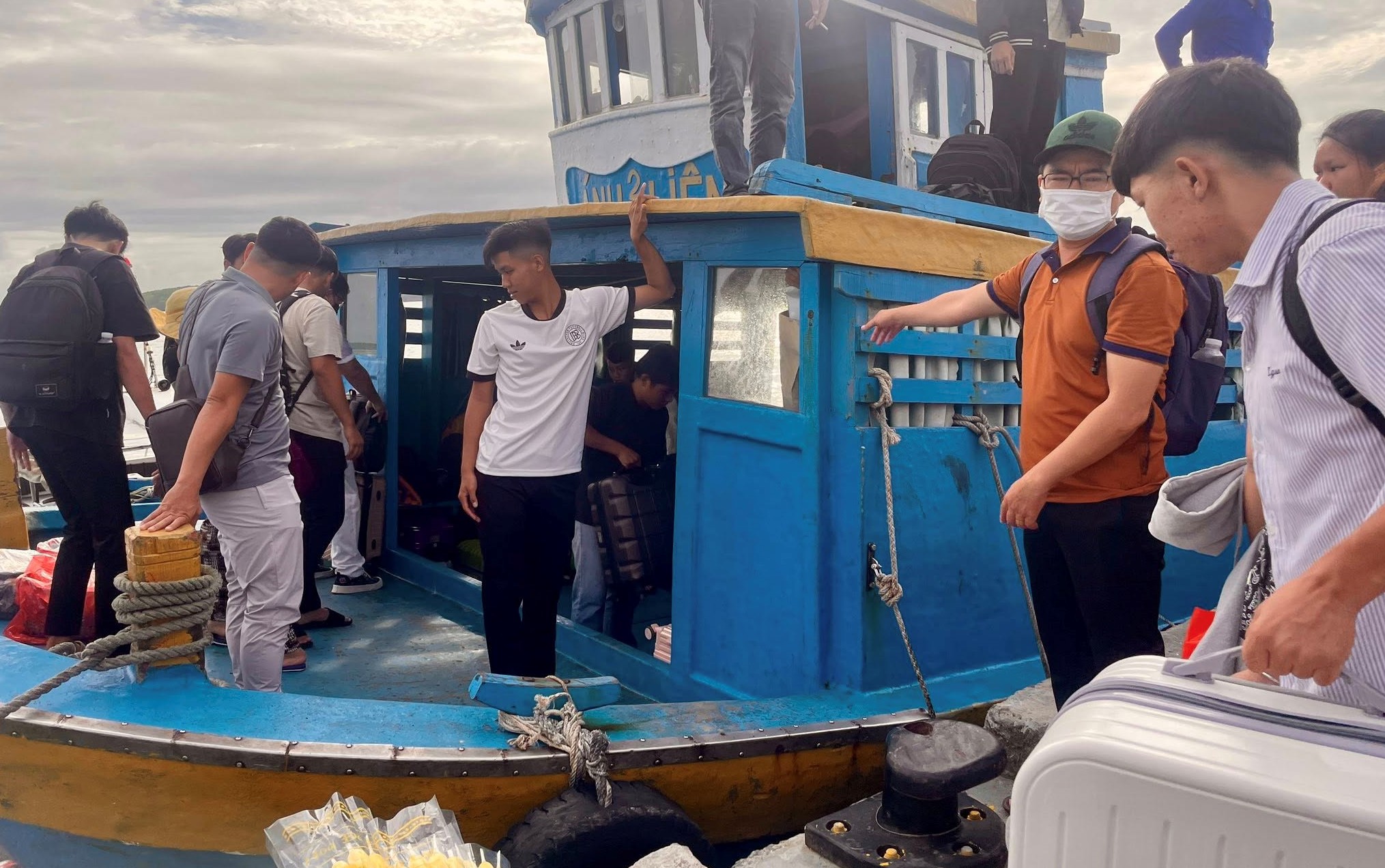 হো চি মিন সিটি: দ্বীপপুঞ্জের কমিউনের প্রার্থীরা ২০২৫ সালের উচ্চ বিদ্যালয়ের স্নাতক পরীক্ষা দেওয়ার জন্য মূল ভূখণ্ডে নৌকা করে যাচ্ছেন - ছবি ৩। TP HCM: Thí sinh xã đảo đi đò vào đất liền để thi tốt nghiệp THPT 2025- Ảnh 3.