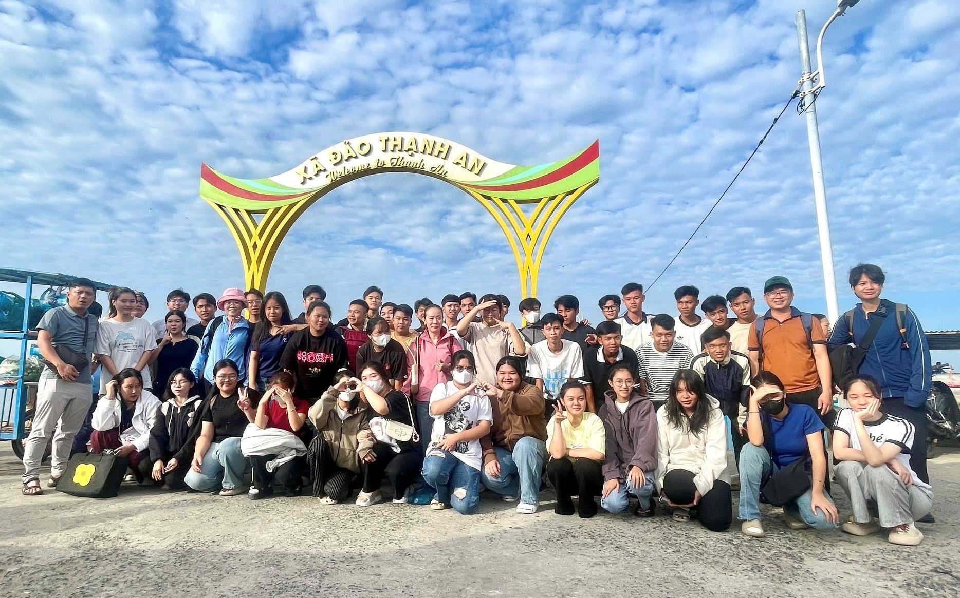 হো চি মিন সিটি: দ্বীপপুঞ্জের কমিউনের প্রার্থীরা ২০২৫ সালের উচ্চ বিদ্যালয়ের স্নাতক পরীক্ষা দেওয়ার জন্য মূল ভূখণ্ডে নৌকা করে যাচ্ছেন - ছবি ১। TP HCM: Thí sinh xã đảo đi đò vào đất liền để thi tốt nghiệp THPT 2025- Ảnh 1.