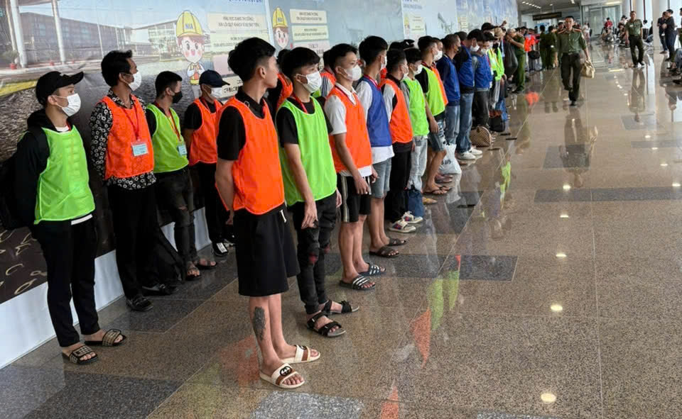 Bắt gần 100 đối tượng lừa đảo công nghệ cao xuyên quốc gia, chiếm đoạt hơn 2.000 tỉ đồng - Ảnh 1.
