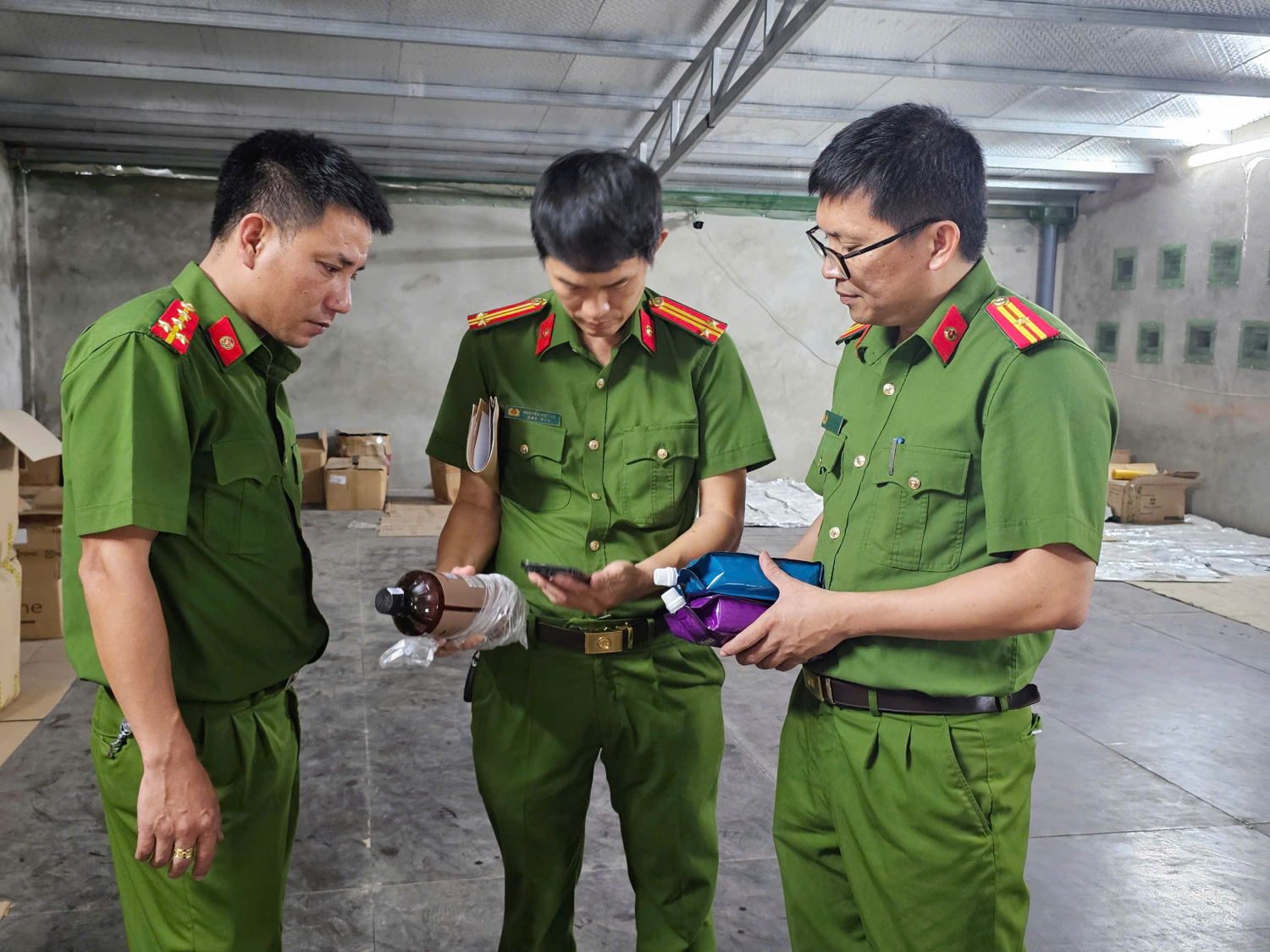 Hàng tấn mỹ phẩm không rõ nguồn gốc vừa phát hiện ở Quảng Trị- Ảnh 2. Hàng tấn mỹ phẩm không rõ nguồn gốc vừa phát hiện ở Quảng Trị- Ảnh 2.