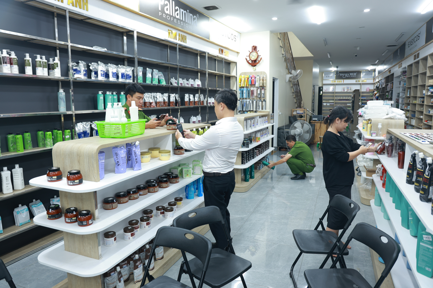 Hàng tấn mỹ phẩm không rõ nguồn gốc vừa phát hiện ở Quảng Trị- Ảnh 1. Hàng tấn mỹ phẩm không rõ nguồn gốc vừa phát hiện ở Quảng Trị- Ảnh 1.