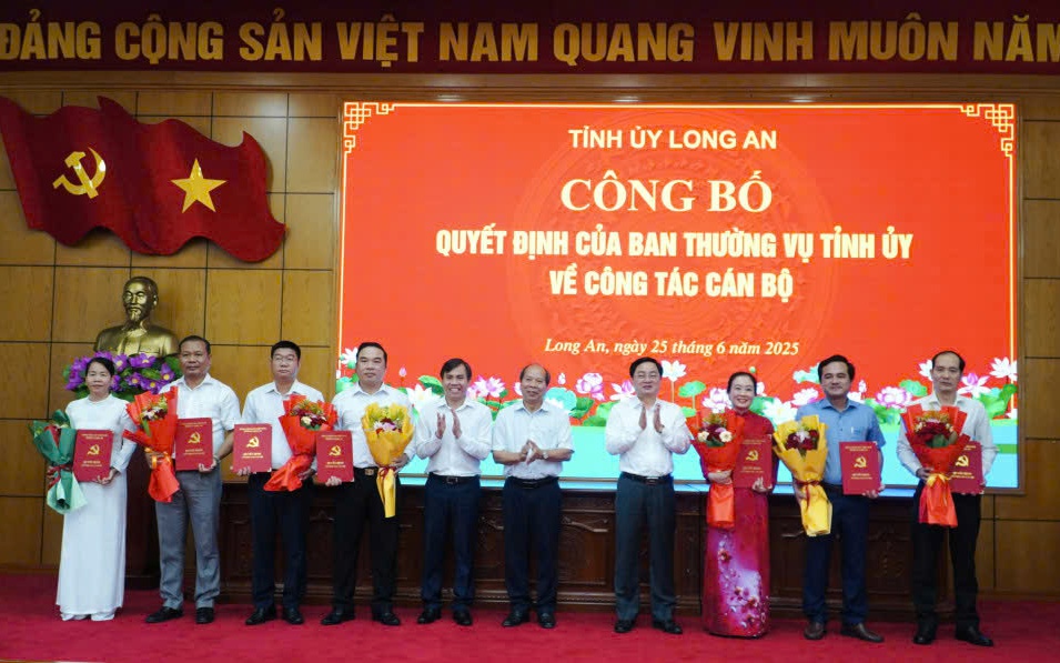 254 người từ Tây Ninh về TP Tân An làm việc sau sáp nhập với Long An - Ảnh 2.