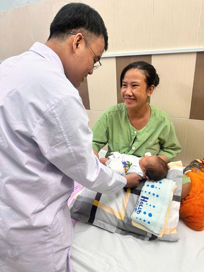 Hơn cả bác sĩ, đó là ân nhân! - Ảnh 1. Hơn cả bác sĩ, đó là ân nhân! - Ảnh 1.