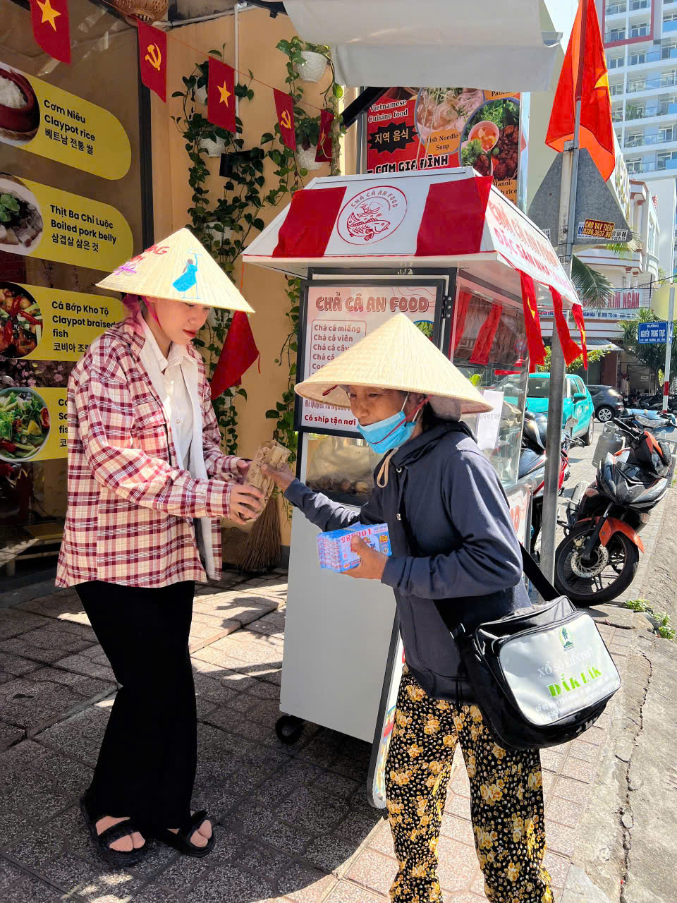 Những ổ bánh mì yêu thương giữa TP Nha Trang- Ảnh 4. Những ổ bánh mì yêu thương giữa TP Nha Trang- Ảnh 4.
