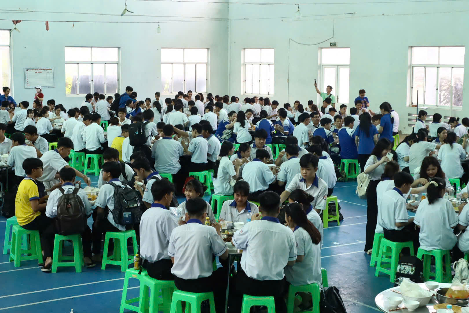 Mnoho škol v Can Tho podporuje stravování uchazečů o maturitu - Foto 3. Nhiều trường ở Cần Thơ hỗ trợ suất ăn cho thí sinh thi tốt nghiệp THPT- Ảnh 3.