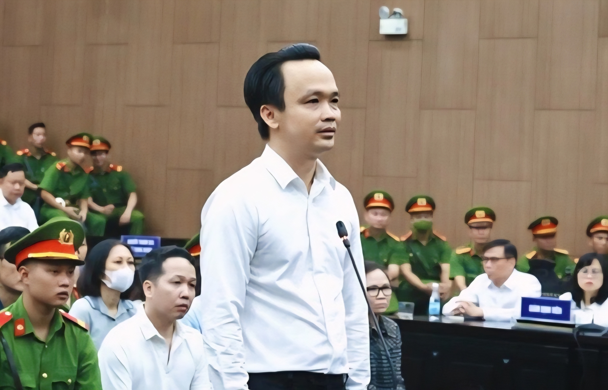 Cựu chủ tịch FLC Trịnh Văn Quyết được giảm 14 năm tù- Ảnh 2. Cựu chủ tịch FLC Trịnh Văn Quyết được giảm 14 năm tù- Ảnh 2.