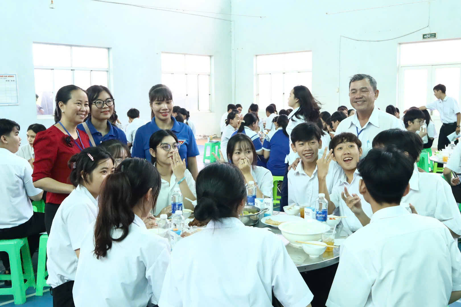 Mnoho škol v Can Tho podporuje stravování pro uchazeče o maturitu - Foto 2. Nhiều trường ở Cần Thơ hỗ trợ suất ăn cho thí sinh thi tốt nghiệp THPT- Ảnh 2.