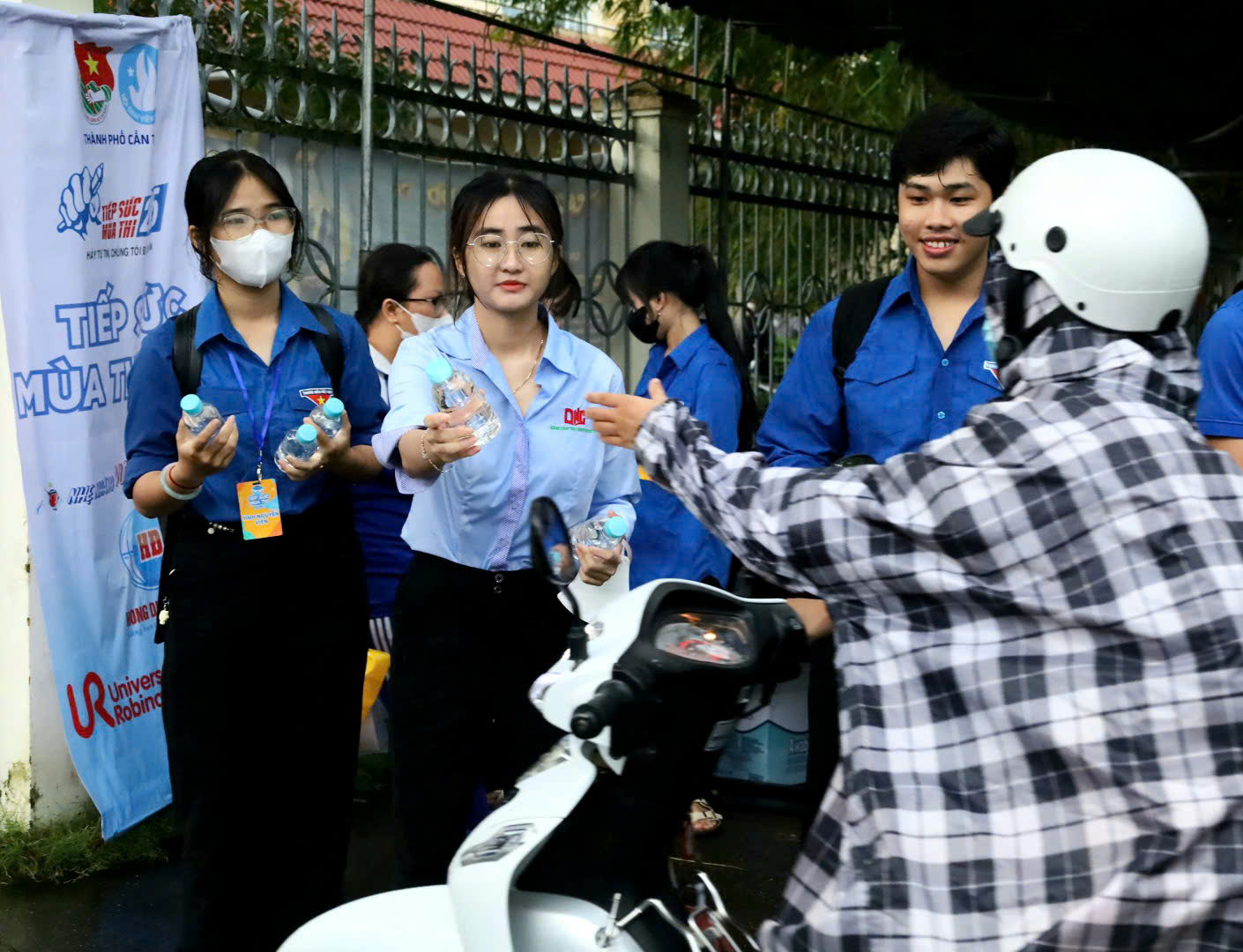 Mnoho škol v Can Tho podporuje stravování uchazečů o maturitu - Foto 5. Nhiều trường ở Cần Thơ hỗ trợ suất ăn cho thí sinh thi tốt nghiệp THPT- Ảnh 5.