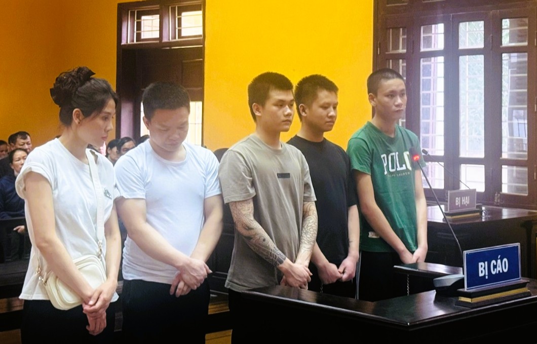 Đánh đập, cướp ô tô của khách hát, vợ chồng chủ quán karaoke lĩnh 75 tháng tù - Ảnh 1.