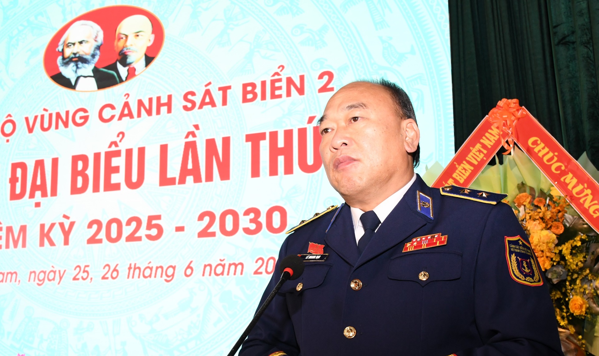 Pułkownik Le Huy ponownie wybrany na sekretarza komitetu partyjnego Straży Przybrzeżnej Regionu 2 - Zdjęcie 1. Đại tá Lê Huy tái đắc cử Bí thư Đảng ủy Vùng Cảnh sát biển 2- Ảnh 1.