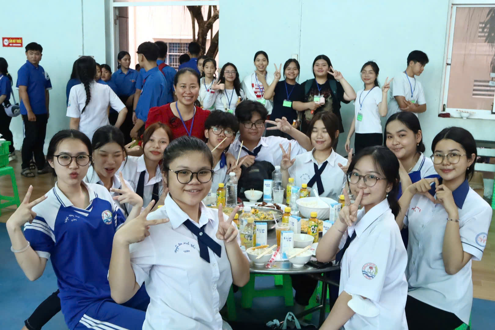 Mnoho škol v Can Tho podporuje stravování uchazečů o maturitu - Foto 1. Nhiều trường ở Cần Thơ hỗ trợ suất ăn cho thí sinh thi tốt nghiệp THPT- Ảnh 1.