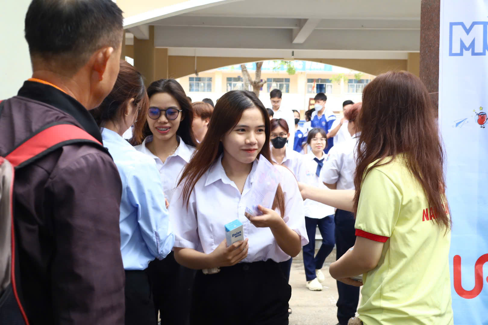 Mnoho škol v Can Tho podporuje stravování uchazečů o maturitu - Foto 6. Nhiều trường ở Cần Thơ hỗ trợ suất ăn cho thí sinh thi tốt nghiệp THPT- Ảnh 6.