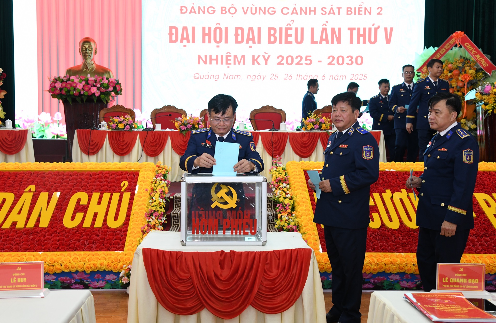 Pułkownik Le Huy ponownie wybrany na sekretarza komitetu partyjnego Straży Przybrzeżnej Regionu 2 - Zdjęcie 2. Đại tá Lê Huy tái đắc cử Bí thư Đảng ủy Vùng Cảnh sát biển 2- Ảnh 2.