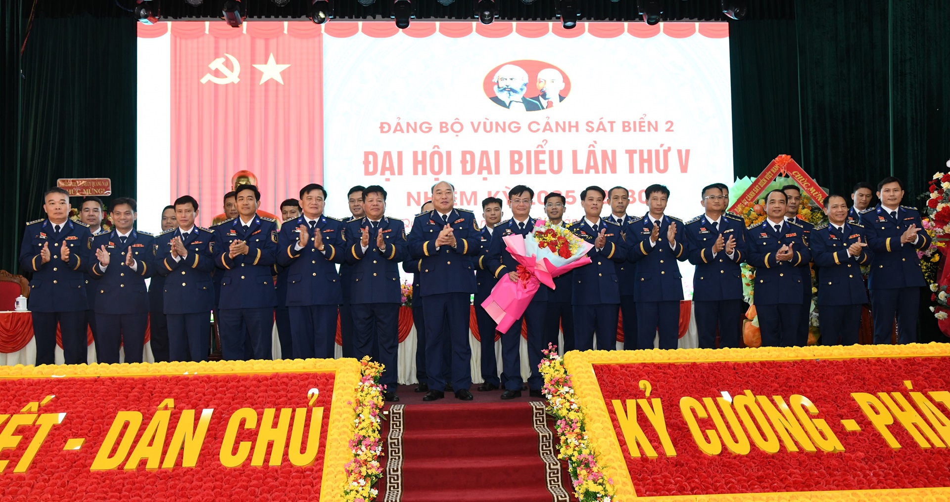 Pułkownik Le Huy ponownie wybrany na sekretarza komitetu partyjnego Straży Przybrzeżnej Regionu 2 - Zdjęcie 3. Đại tá Lê Huy tái đắc cử Bí thư Đảng ủy Vùng Cảnh sát biển 2- Ảnh 3.