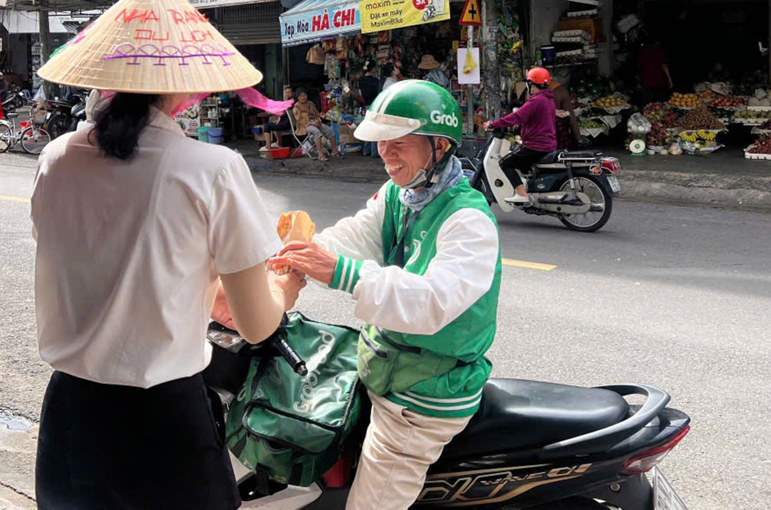 Những ổ bánh mì yêu thương giữa TP Nha Trang- Ảnh 2. Những ổ bánh mì yêu thương giữa TP Nha Trang- Ảnh 2.