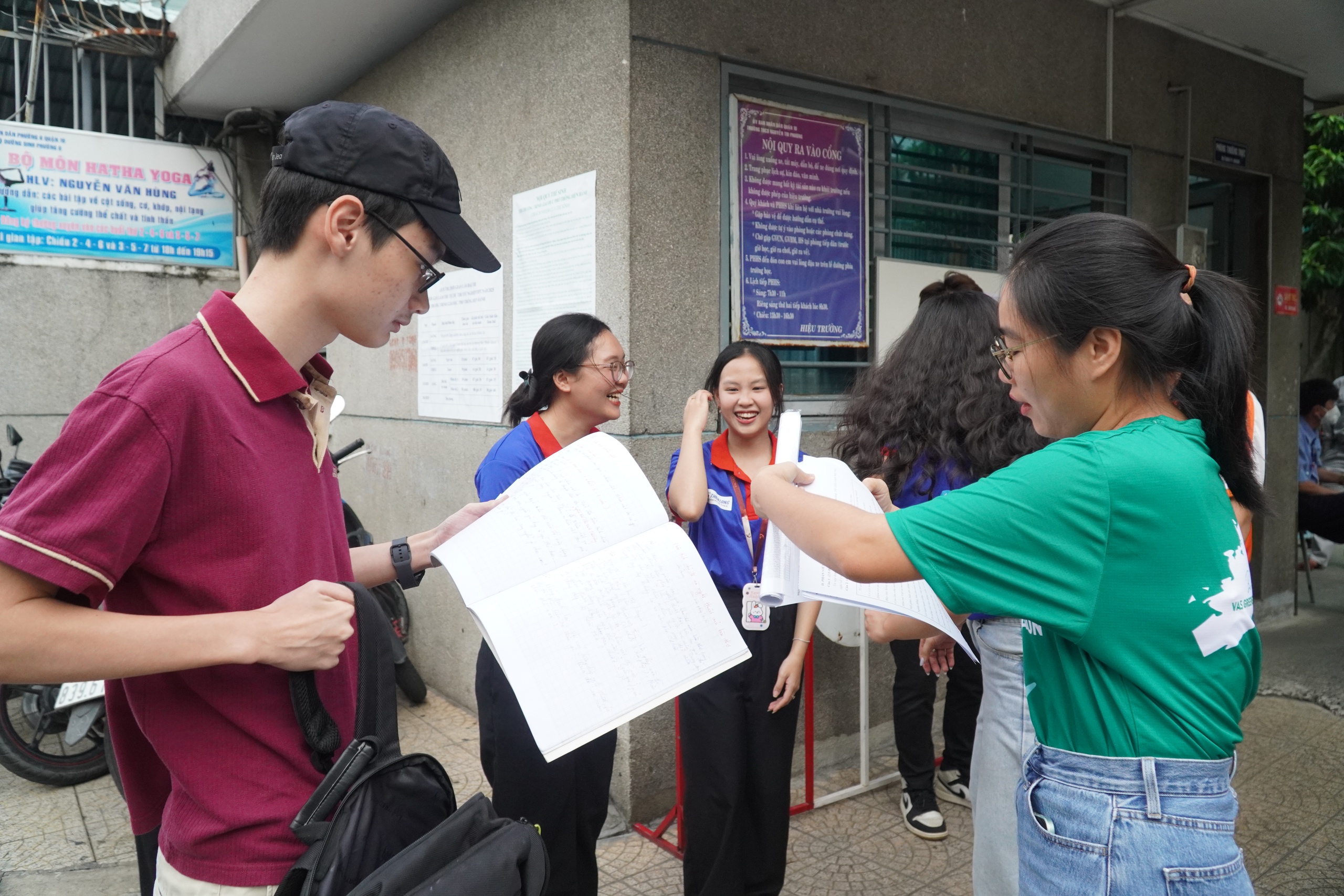 Zástupkyně ředitele stála na místě zkoušky a úzkostlivě vyvolávala seznam všech svých studentů - Foto 1. Túc trực tại điểm thi, cô hiệu phó lo lắng điểm danh từng học sinh của mình- Ảnh 1.