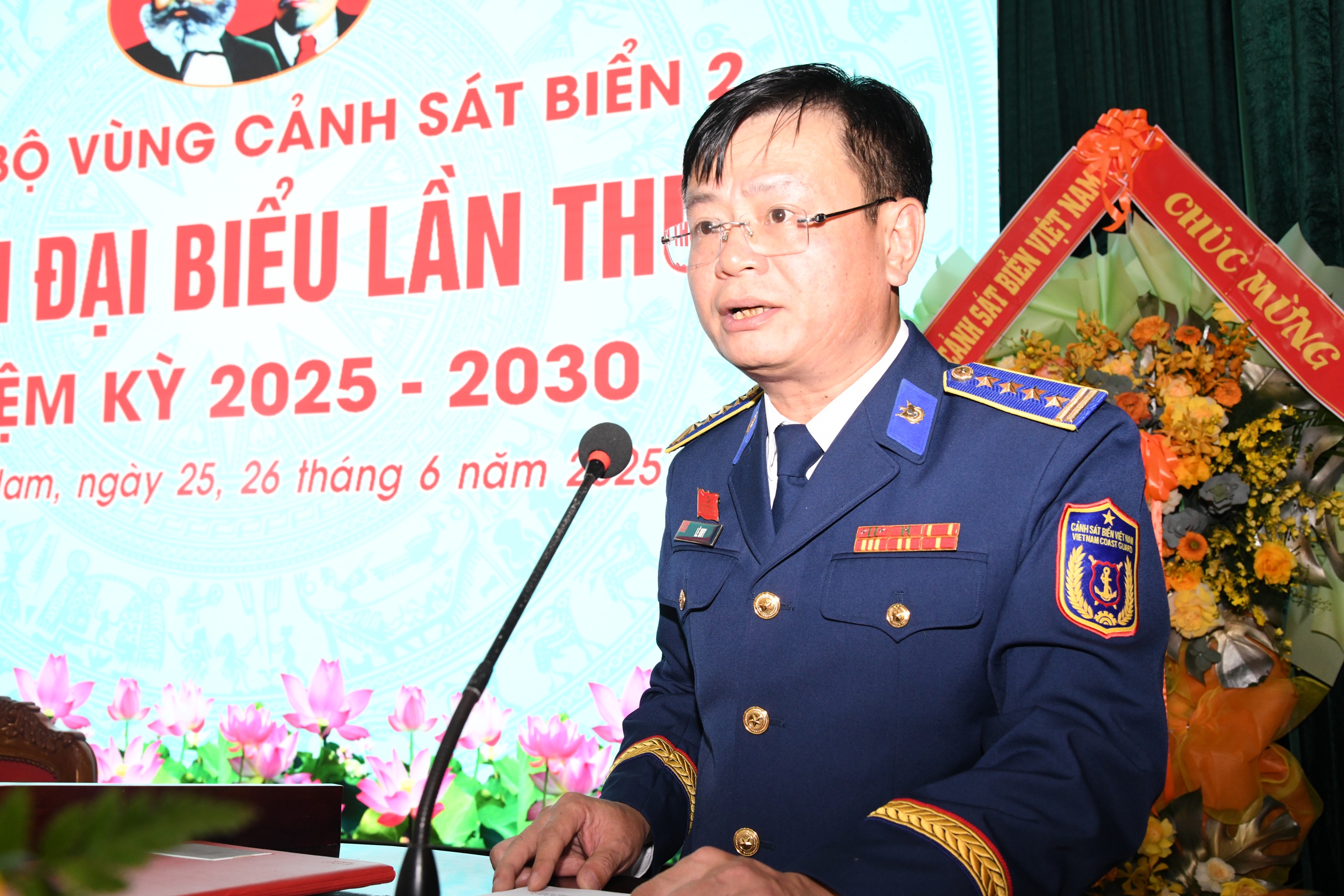 Pułkownik Le Huy ponownie wybrany na sekretarza komitetu partyjnego Straży Przybrzeżnej Regionu 2 - Zdjęcie 4. Đại tá Lê Huy tái đắc cử Bí thư Đảng ủy Vùng Cảnh sát biển 2- Ảnh 4.
