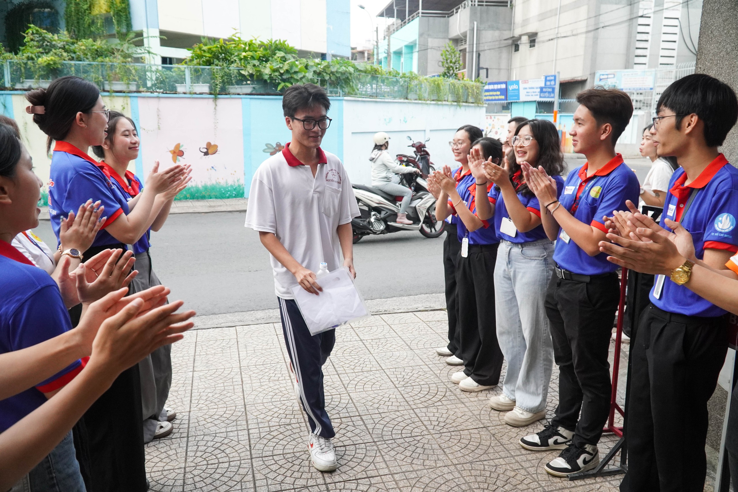 Thi tốt nghiệp THPT 2025: Khoảnh khắc "tan chảy" của thí sinh và phụ huynh trước "giờ G" - Ảnh 9.