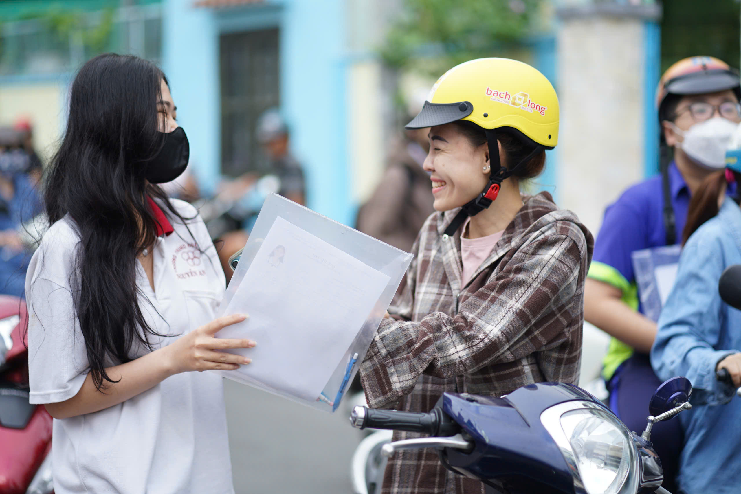 Zástupkyně ředitele stála na místě zkoušky a úzkostlivě vyvolávala seznam všech svých studentů - Foto 4. Túc trực tại điểm thi, cô hiệu phó lo lắng điểm danh từng học sinh của mình- Ảnh 4.