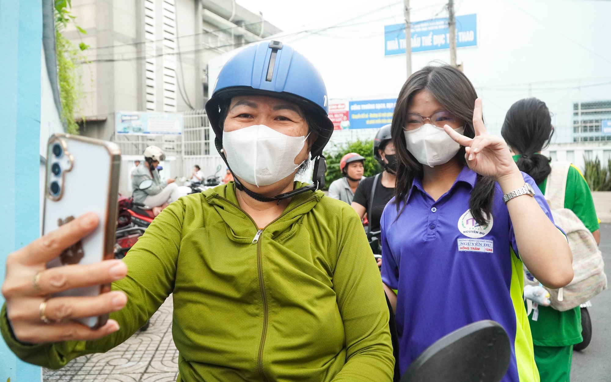 Túc trực tại điểm thi, cô hiệu phó lo lắng điểm danh từng học sinh của mình- Ảnh 2.