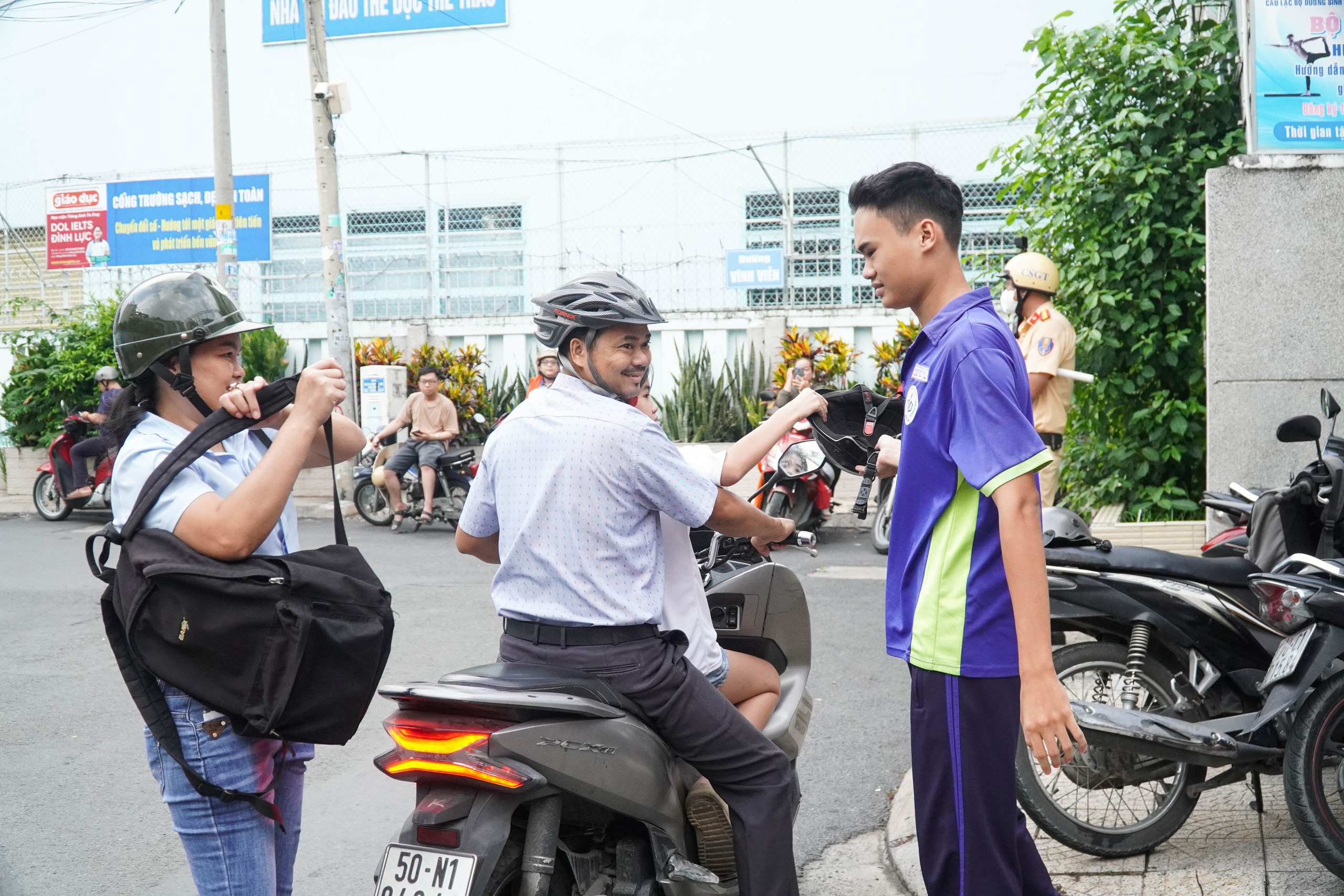 Thi tốt nghiệp THPT 2025: Khoảnh khắc "tan chảy" của thí sinh và phụ huynh trước "giờ G" - Ảnh 3.