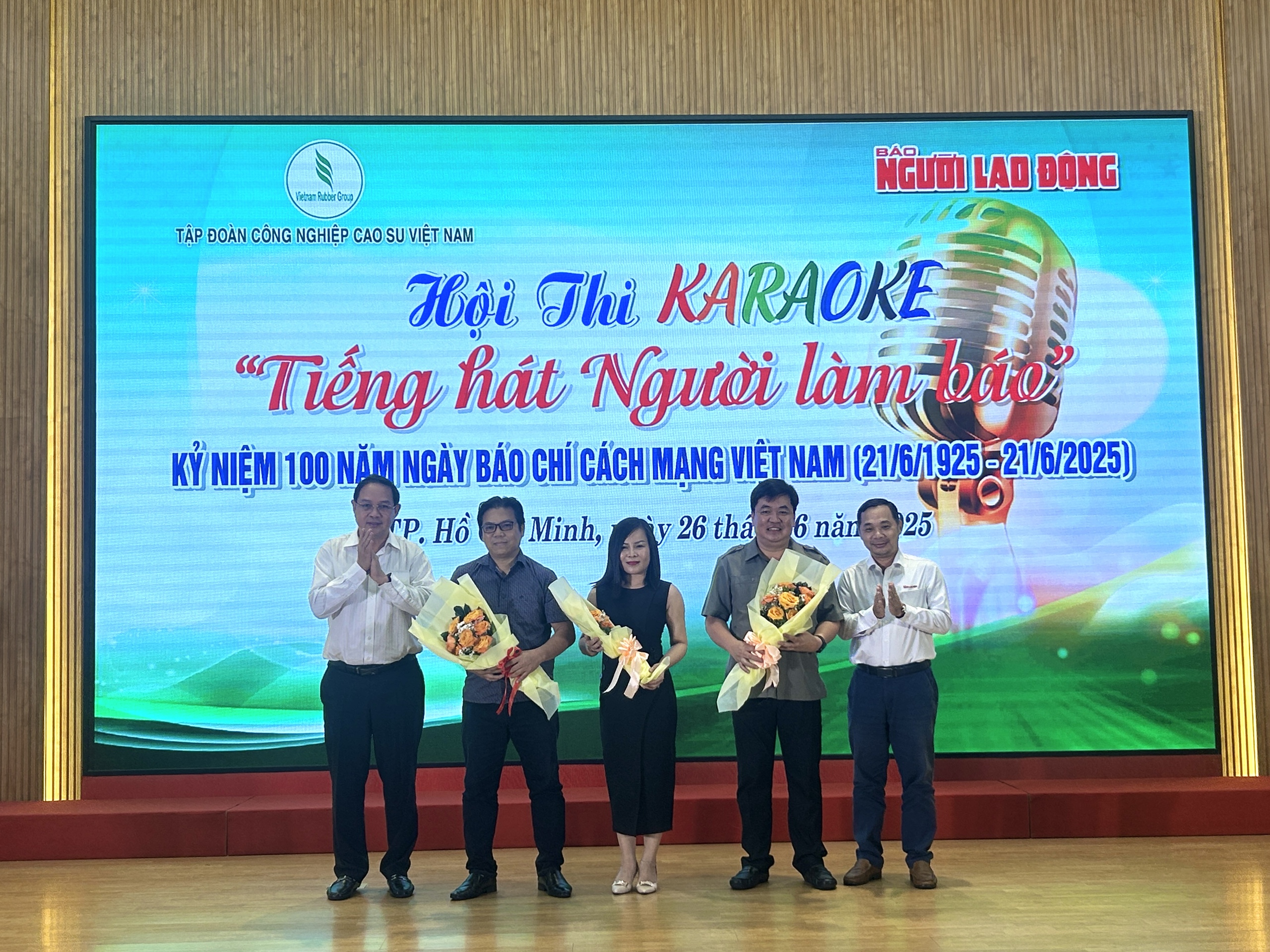 دلچسپ کراوکی مقابلہ  Sôi động Hội thi karaoke