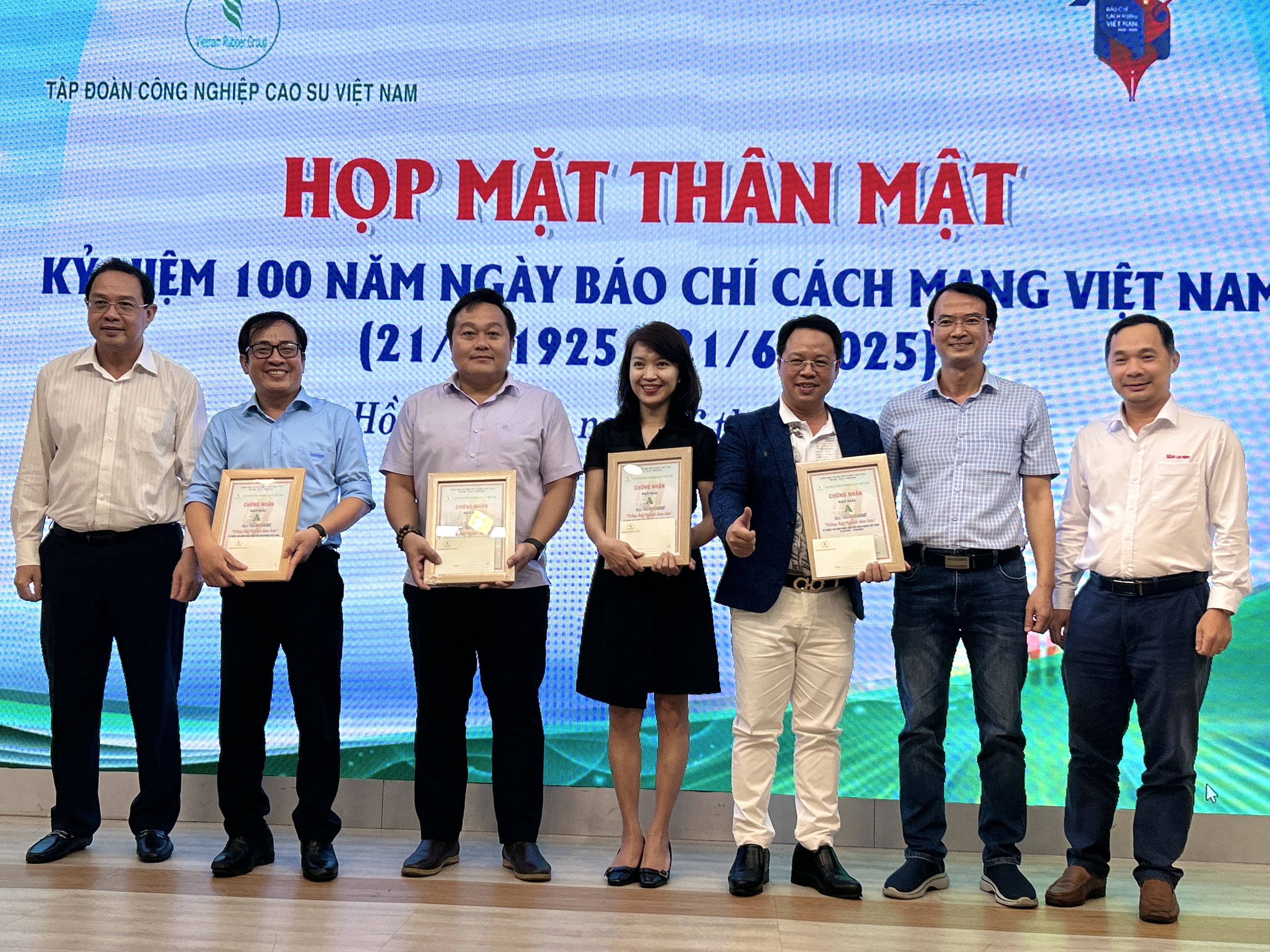 دلچسپ کراوکی مقابلہ  Sôi động Hội thi karaoke