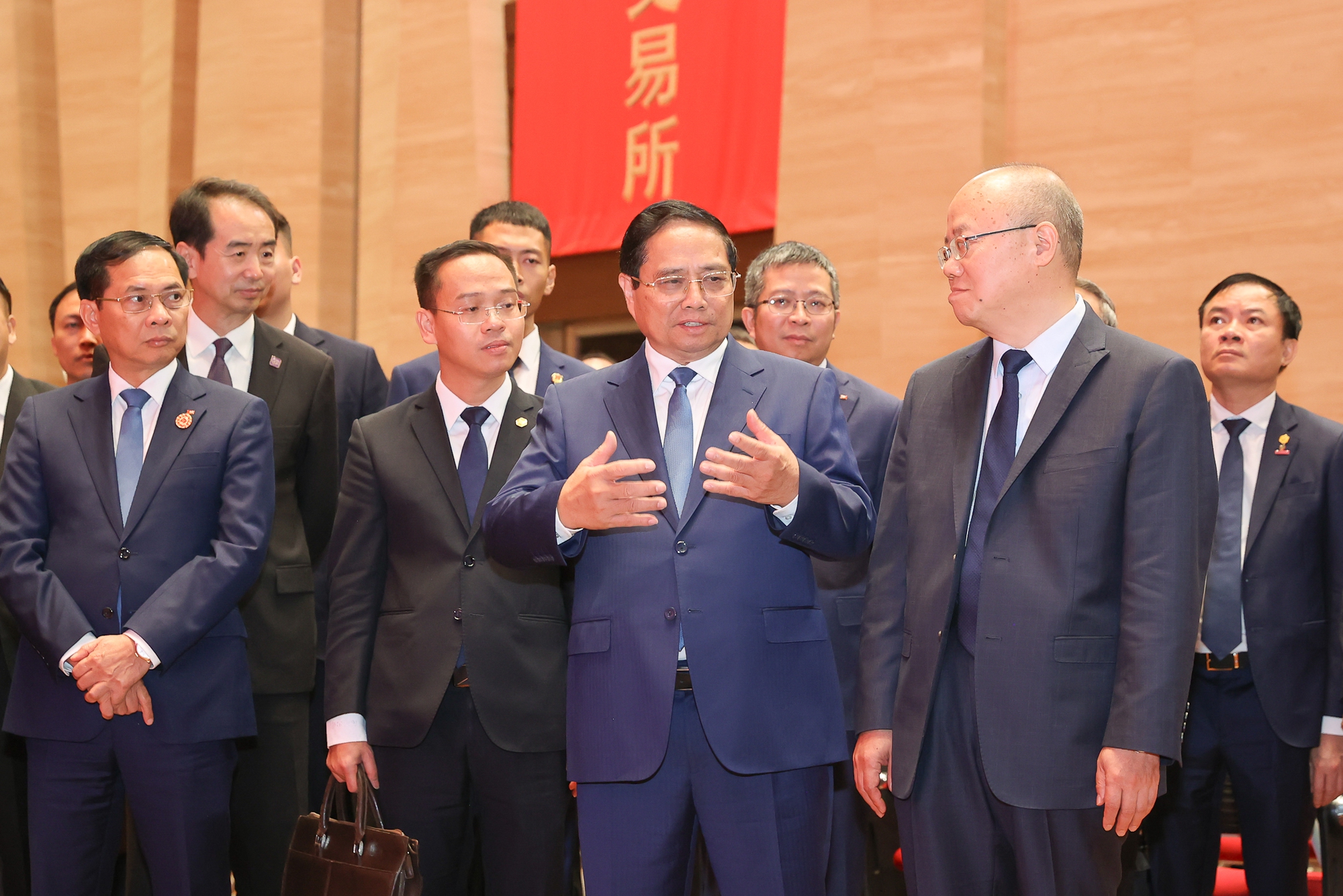 Prime Minister visits Shanghai Stock Exchange, proposes cooperation to develop financial center - Photo 4. Thủ tướng thăm Sở Giao dịch Chứng khoán Thượng Hải, đề xuất hợp tác phát triển trung tâm tài chính- Ảnh 4.