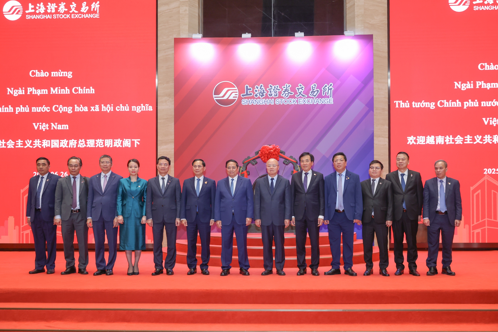 Prime Minister visits Shanghai Stock Exchange, proposes cooperation to develop financial center - Photo 5. Thủ tướng thăm Sở Giao dịch Chứng khoán Thượng Hải, đề xuất hợp tác phát triển trung tâm tài chính- Ảnh 5.